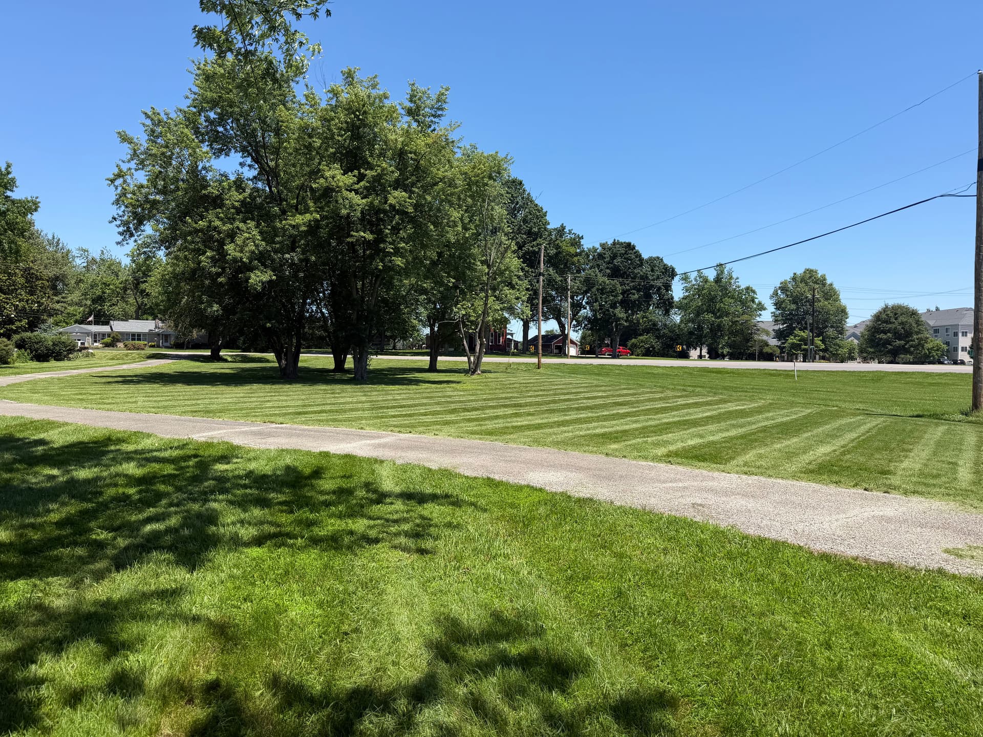 Gallery photos for Clean Stripes and Sharp Results on a Large Lawn: Image #1